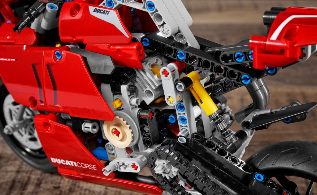 LEGO Technic 42107 Ducati Panigale V4 R 9