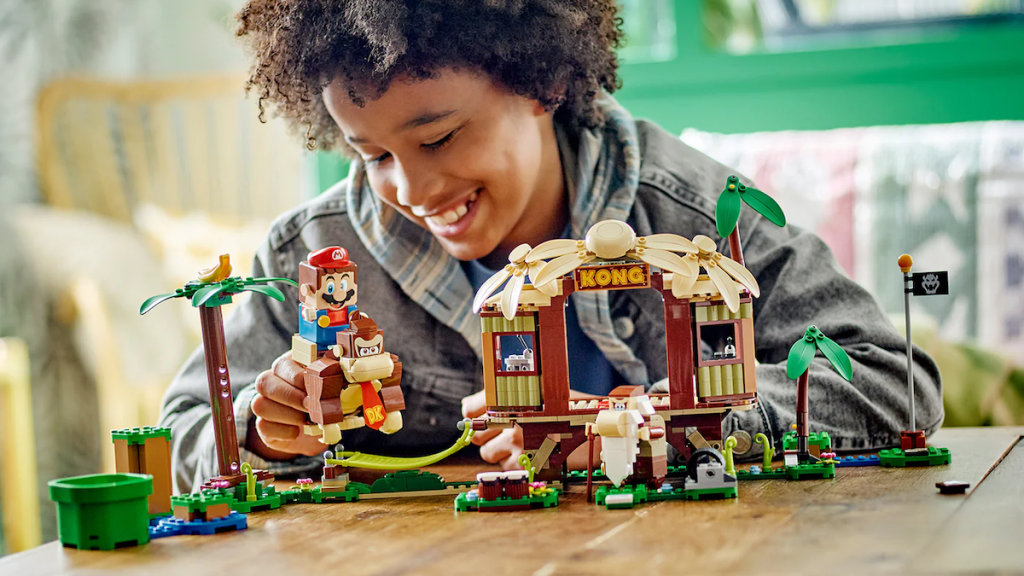 LEGO Super Mario 71424 Donkey Kongs Tree House Expansion Set Lifestyle featured 1024x576